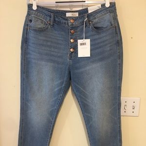 BNWT KanCan Eve relaxed mom fit light wash button fly Jean - size 15/31